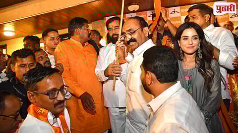 पहिले महापौर भगवान करनकाळ यांनी अखेर उपमुख्यमंत्री एकनाथ शिंदे यांच्या नेतृत्वाखालील शिवसेनेत प्रवेश केला