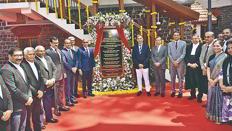 कोल्हापूर : मुंबई उच्च न्यायालयाचे मुख्य न्यायमूर्ती चंद्रशेखर यांनी गुरुवारी सर्किट बेंच आवारातील नव्या कोर्टरूमचे उद्घाटन करण्यात आले.