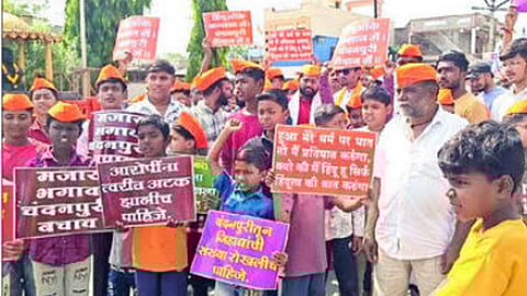 मालेगाव चंदनपुरी येथील साट्या बाबा मंदिर विटंबना घटनेच्या निषेधार्थ हिंदुत्ववादी संघटनांतर्फे काढण्यात आलेला जनआक्रोश मोर्चा.