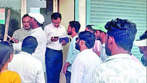 वणी : इंडेन गॅस या ठिकाणी पुरवठा निरीक्षण अधिकारी यांनी प्रत्यक्ष भेट दिली. यावेळी ग्राहकांनी तक्रारींचा पाढा वाचला. (छाया : अनिल गांगुर्डे)