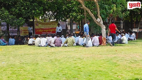 Jalgaon Collector Office protest