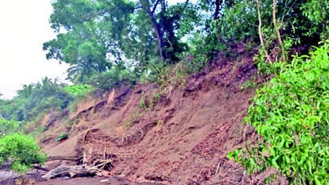केळशी येथील १६ व्या शतकातील ढासळत असलेली वाळूची टेकडी.