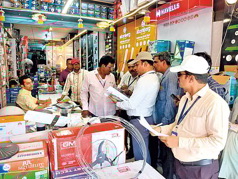 कोल्हापूर : तावडे हॉटेल ते गांधीनगर रोडवरील बांधकामाच्या कागदपत्रांची तपासणी करताना महापालिकेचे अधिकारी-कर्मचारी.