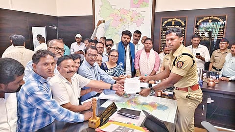 कोल्हापूर : आ. संजय गायकवाड यांच्यावरील गुन्हे दखलपात्र तक्रार अर्जाप्रमाणे नोंदवावेत, या मागणीचे निवेदन अपर पोलिस अधीक्षक डॉ. धीरजकुमार बच्चू यांना देताना भाकप व पुरोगामी कार्यकर्ते.