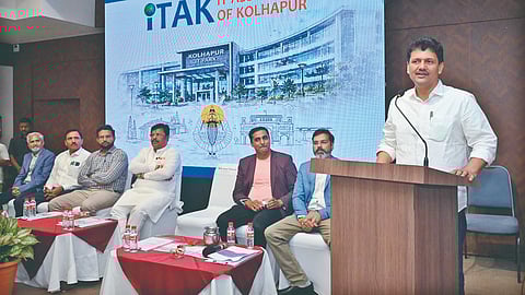 कोल्हापूर : आयटी पार्क मंजूर झाल्याबद्दल आयोजित कृतज्ञता सोहळ्यात बोलताना पालकमंत्री प्रकाश आबिटकर. शेजारी ‘आयटॅक’चे अध्यक्ष प्रताप पाटील, राजेश क्षीरसागर व इतर.
