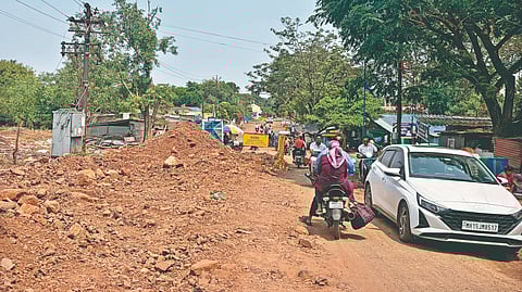 इचलकरंजी : येथील लालनगर येथे सुरू असलेल्या खोदाईच्या कामामुळे वारंवार वाहतूक कोंडी होत आहे.