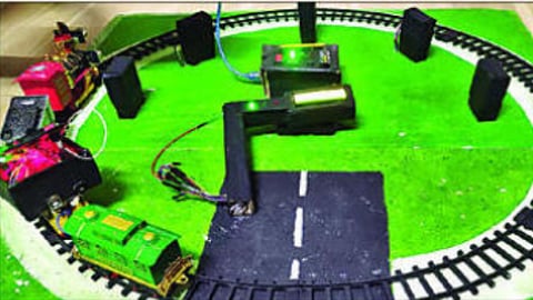 नाशिक : रेल्वे क्रॉसिंगवरील सुरक्षितता वाढविण्यासाठी करण्यात आलेला प्रकल्प. तर दुसऱ्या छायाचित्रात अडथळा आल्यास रेल्वेची गती कमी करण्यासाठी अलर्ट मोडवरील सिग्नल यंत्रणा