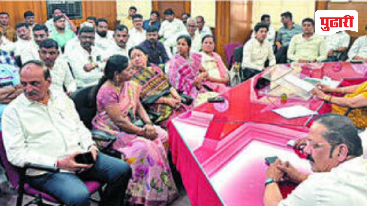 नाशिक : महापौर दालनात झालेल्या बैठकीप्रसंगी महापौर हिमगौरी आडके, उपमहापौर विलास शिंदे यांसह उपस्थितीत नगरसेवक व शेतकरी.