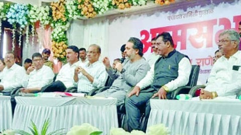 कुडाळ : आमसभेत मार्गदर्शन करताना आ. नौलेश राणे. सोबत जि. प. अध्यक्ष प्रमोद कामत, माजी आ. शंकर कावळी, सभापती मिलिंद नाईक, मुख्य कार्यकारी अधिकारी रवींद्र खेबुडकर आदी