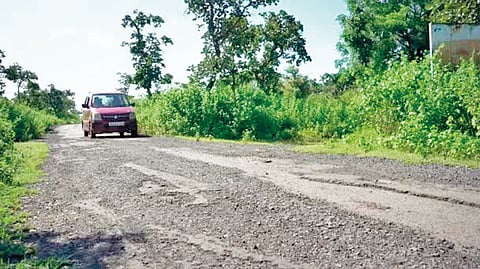 Solapur news: अतिवृष्टी, महापुरामुळे खराब झालेल्या रस्त्यांना निधी मिळेना