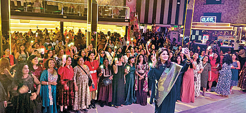 कोल्हापूर : दैनिक ‘पुढारी’ कस्तुरी क्लब व अ हेवन हॉलिडेज यांच्या वतीने आयोजित थायलंड महिला स्पेशल सहलीत साजर्या करण्यात आलेल्या कस्तुरी नाईट कार्यक्रमात महिलांसोबत धमाल करताना दैनिक ‘पुढारी’ कस्तुरी क्लबच्या अध्यक्षा डॉ. स्मितादेवी जाधव.