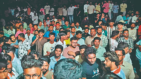शिरोली पुलाची : बुधवारी रात्री उशिरापर्यंत कार्यकर्त्यांनी पोलिस ठाण्याच्या आवारात मोठी गर्दी केली होती.