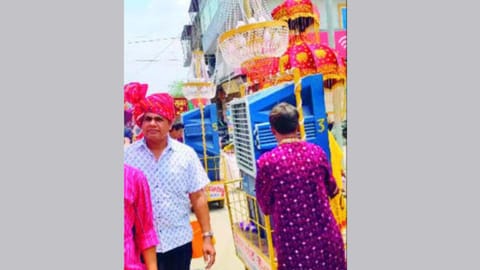 देवास: लम्नाच्या वरातीमध्ये कुलर लावून भरउन्हात वरात सुखद करण्याची कल्पना चांगलीच चर्चेत आली आहे.