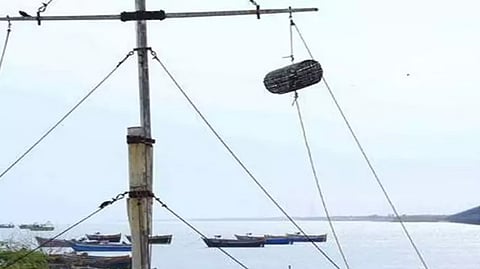 புயல் எச்சரிக்கை கூண்டு