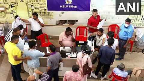 உடல்களைத் தேடும் உறவினர்கள்