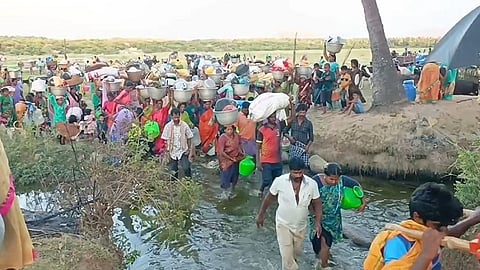 ஊரைவிட்டு வெளியேறிய மக்கள்