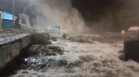 குற்றாலம் பேரருவியில் வெள்ளப்பெருக்கு