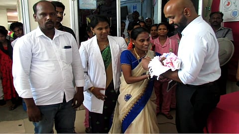 540 கிராம் எடை கொண்ட குழந்தையுடன் மருத்துவர்கள், பெற்றோர்