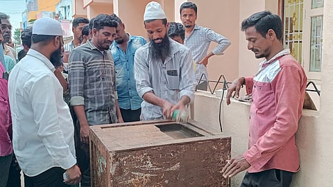 பழங்காலத்து இரும்பு பெட்டி