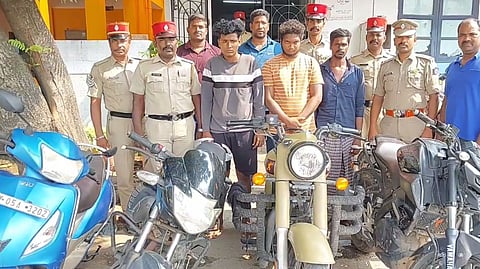 கைது செய்யப்பட்ட இளைஞர்கள்