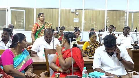 கூட்டத்தில் ஆவேசமாக பேசிய உறுப்பினர்