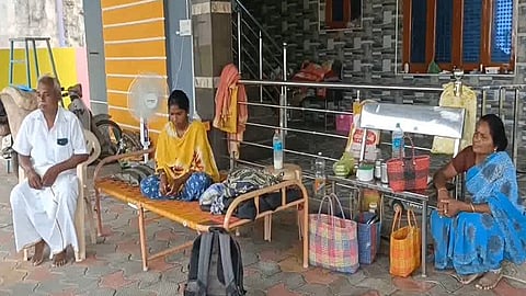 தர்ணாவில் ஈடுபடும் பவித்ரா