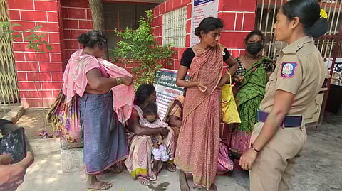 கைது செய்யப்பட்ட பெண்கள்