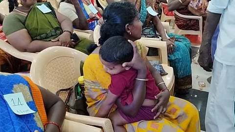 கைக் குழந்தையுடன் காத்திருந்த மக்கள்