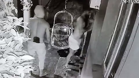 கதவை உடைக்கும் முகமூடி கொள்ளையர்கள்