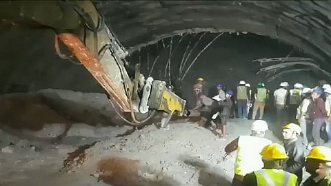 மீட்புப் பணிகளில் ஈடுபடும் பணியாளர்கள்