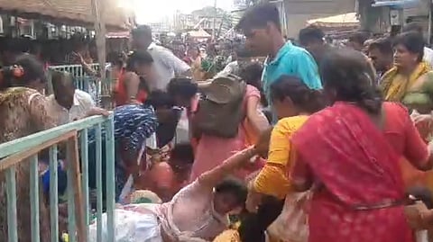 பதறியடித்து ஓடிய பக்தர்கள்