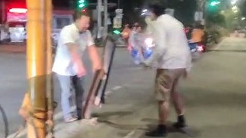 நடு ரோட்டில் ரகளையில் ஈடுபட்ட அமெரிக்க இளைஞர்