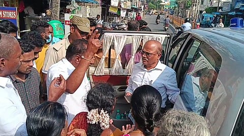 ஆட்சியரின் காரை மறித்து போரட்டம்