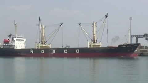 தரை தட்டி நின்ற சரக்கு கப்பல்