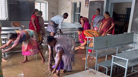 மழை நீரை அப்புற்றப்படுத்தும் ஊர்மக்கள் மற்றும் ஆசிரியர்கள்