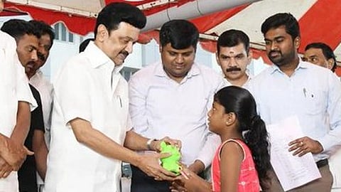 முதல்வரிடம் நிவாரண நிதி வழங்கிய சிறுமி