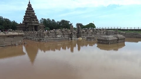 மழை நீர் தேங்கி நிற்கும் காட்சி