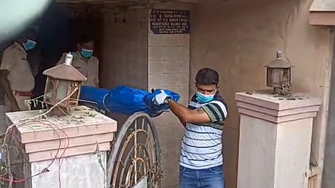 மனித எலும்புக்கூடுகளை மீட்டபோலீசார்