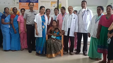 குழந்தையுடன் மருத்துவர்கள்