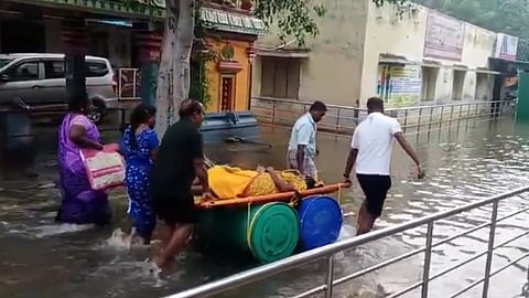 உடல்நலம் பாதிக்கப்பட்ட பெண்ணை பேரலில் கட்டி இழுத்துச் சென்ற அவலம்