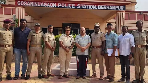 ஒடிசா நபருடன் போலீசார்