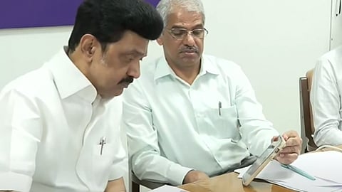 கட்டுப்பாட்டு அறையில் முதல்வர் மு.க.ஸ்டாலின் - தலைமை செயலாளர் சிவ்தாஸ் மீனா