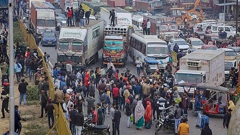 லாரி ஓட்டுநர்கள் வேலை நிறுத்தம்