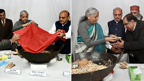 அல்வா கொடுத்த நிதியமைச்சர் நிர்மலா சீதாராமன்