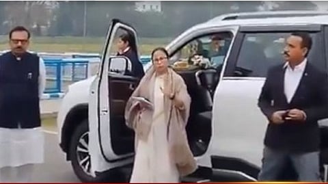 கார் விபத்தில் மம்தா பானர்ஜி காயம்