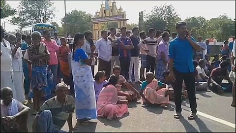 உறவினர்கள் சாலைமறியல்