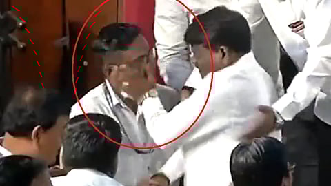 காவலரை அறைந்த பாஜக எம்.எல்.ஏ சுனில் காம்ப்லே