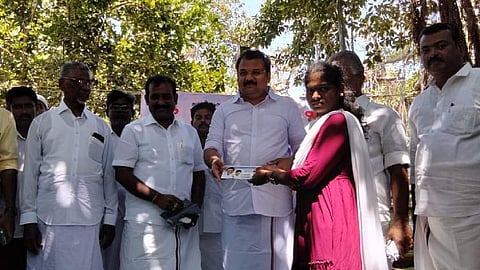 பரிசு வழங்கிய நாடாளுமன்ற உறுப்பினர் எம்.எம் அப்துல்லா