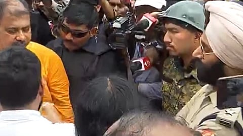 காவல் அதிகாரியுடன் வாக்குவாதத்தில் ஈடுபட்ட பாஜகவினர்