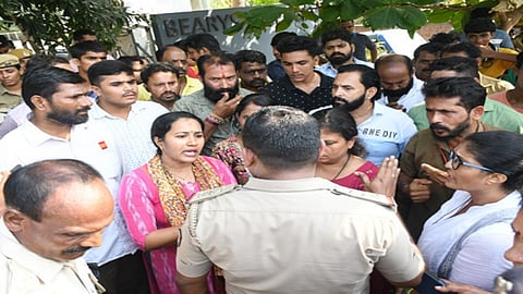 போராட்டம் நடத்திய பெற்றோர்